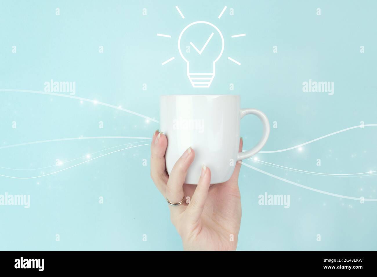 Lösungsanalyse und -Entwicklung, innovative Technologie. Mädchen Hand halten Morgen Kaffeetasse mit Licht Bulp Zeichen Symbol auf blauem Hintergrund. Kreative ide Stockfoto