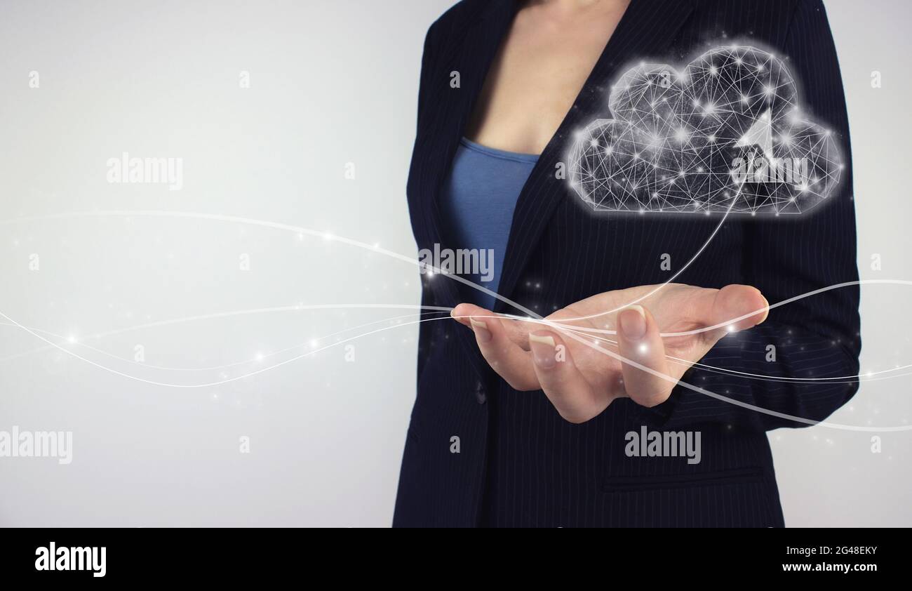 Kommunikationsnetzwerkkonzept. Digitales Hologramm mit der Hand auf grauem Hintergrund halten. Moderne Cloud-Technologie Stockfoto