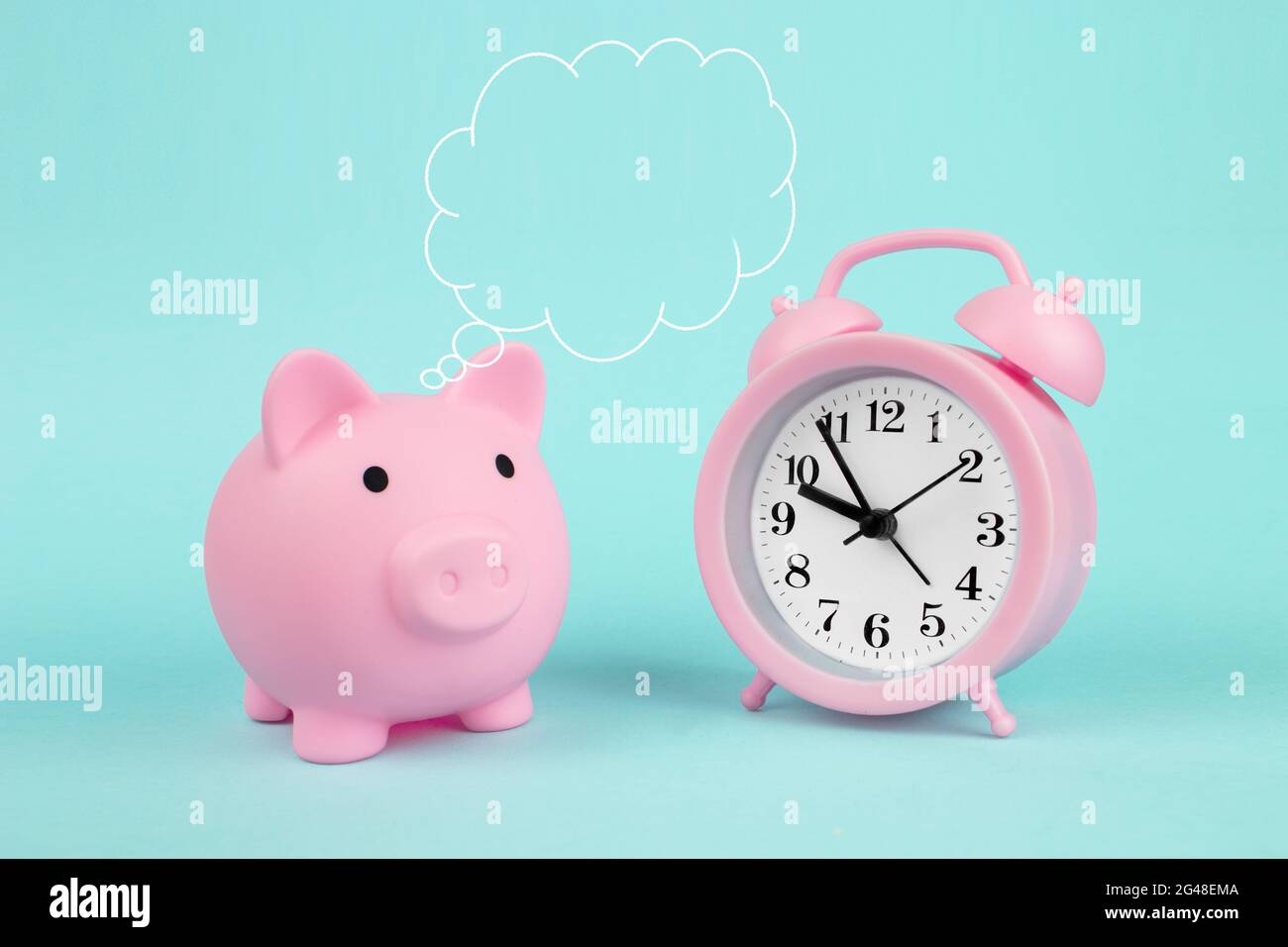 Pink Piggy Bank Piggy Bank mit Wolke dachte über seinem Kopf und Uhr auf blauem Hintergrund. Geld sparen für zukünftige Investitions- und Pensionierungskonzepte Stockfoto