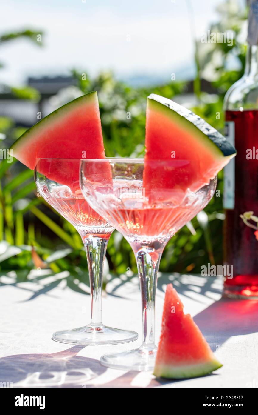 Sekt Cava Cocktail garniert mit Wassermelonenrutschen Stockfotografie -  Alamy
