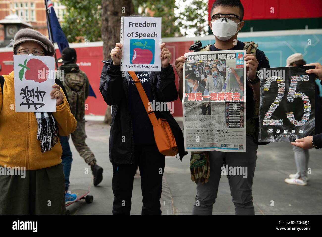 London, Großbritannien. Juni 2021. Demonstranten hielten während der Demonstration täglich Plakate zur Unterstützung von Apple. Die Hongkonger Polizei für nationale Sicherheit verhaftete am 17. Juni 2021 in Hongkong den Chefredakteur und vier Führungskräfte der pro-demokratischen Zeitung und rappte zum zweiten Mal in ihrem Newsroom ein, als sie der unverblümten Boulevardzeitung den letzten Schlag versetzt hatte. Vor der chinesischen Botschaft in London fand ein Protest zur Unterstützung der Zeitung Apple Daily statt. (Foto von May James/SOPA Images/Sipa USA) Quelle: SIPA USA/Alamy Live News Stockfoto