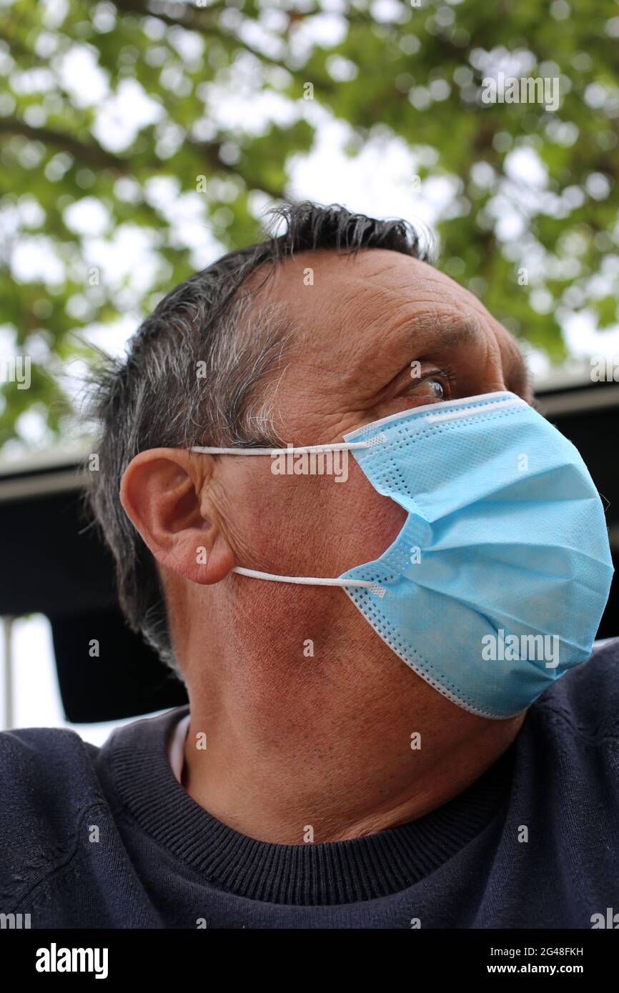 Ein Mann mit einer Maske während der covid 19 Pandemie. Stockfoto