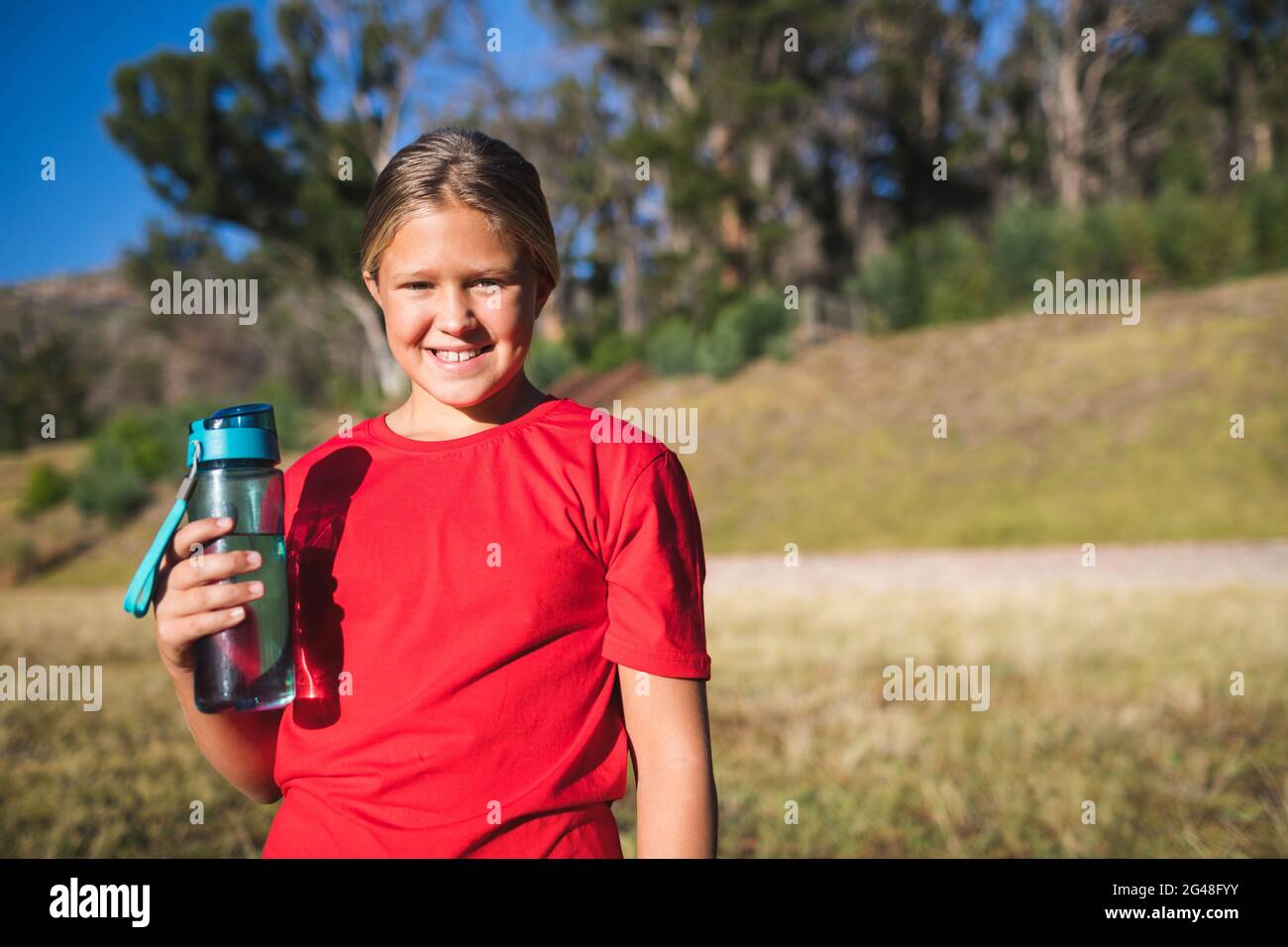 Mädchen hält eine Wasserflasche im Boot Camp Stockfoto