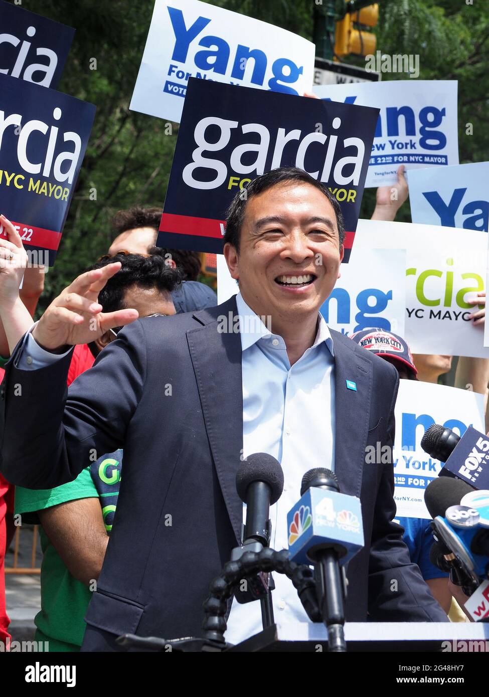 New York, New York, USA. Juni 2021. NYC-Bürgermeisterin Andrew Yang spricht während eines Wahlkampfes mit der NYC-Bürgermeisterin Kathryn Garcia auf der Lower East Side Kredit: Debra L. Rothenberg/ZUMA Wire/Alamy Live News Stockfoto