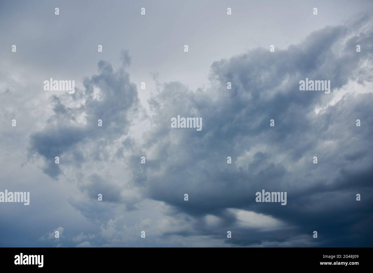 Dramatische Wolkenlandschaft kurz vor einem Gewitter Stockfoto