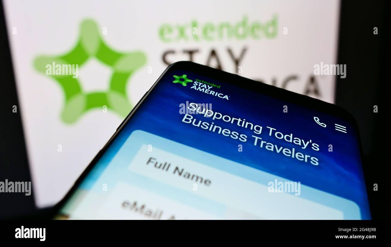 Mobiltelefon mit Website der US-Apartmenthotelkette Extended Stay America Inc. Auf dem Bildschirm vor dem Logo. Konzentrieren Sie sich auf die obere linke Seite des Telefondisplays. Stockfoto
