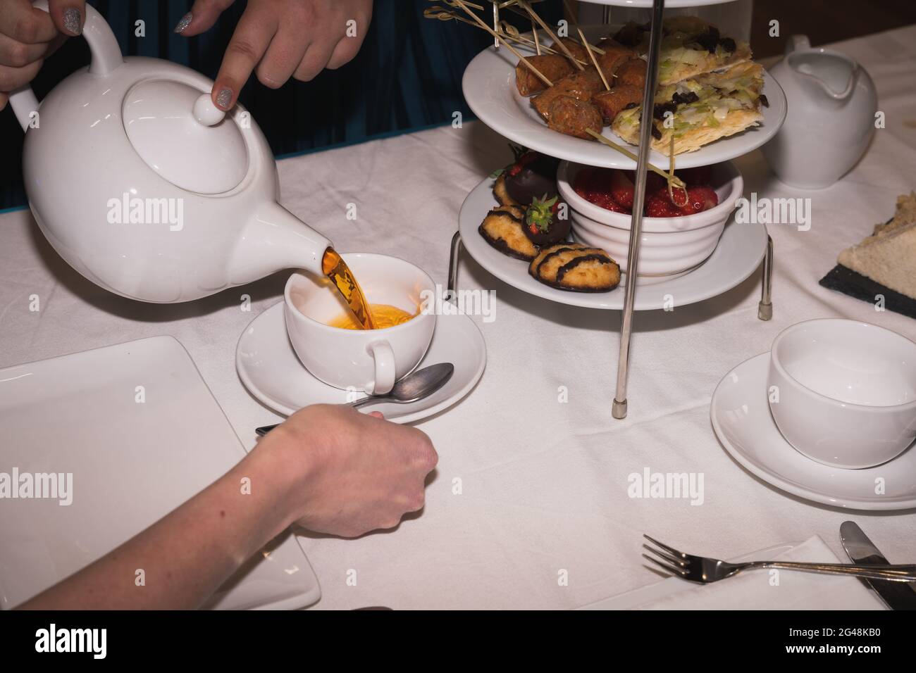 Traditioneller englischer Nachmittagstee bei einem Hochzeitsempfang Stockfoto