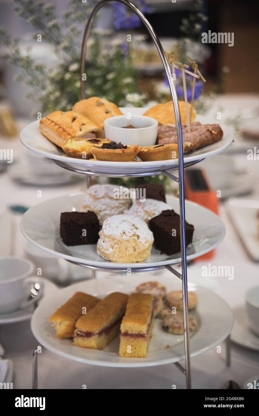 Traditioneller englischer Nachmittagstee bei einem Hochzeitsempfang Stockfoto