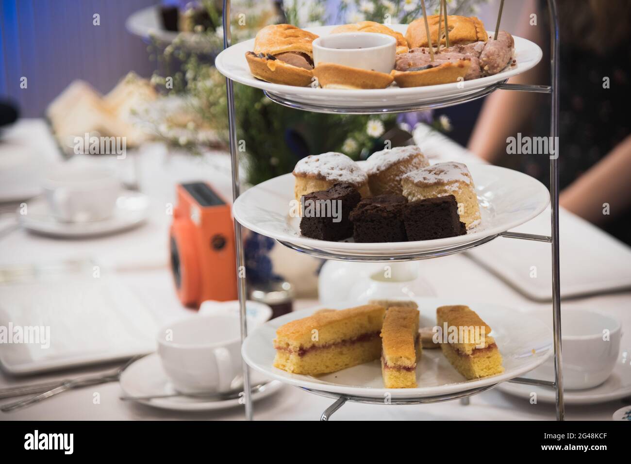 Traditioneller englischer Nachmittagstee bei einem Hochzeitsempfang Stockfoto