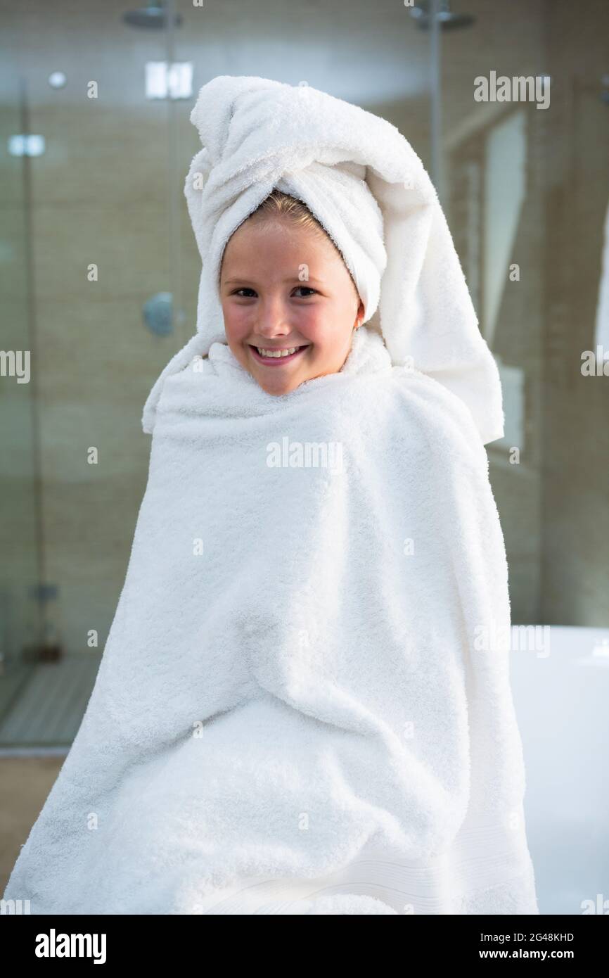 Junge Und Mädchen In Der Badewanne Fotos Und Bildmaterial In Hoher Auflösung Alamy 