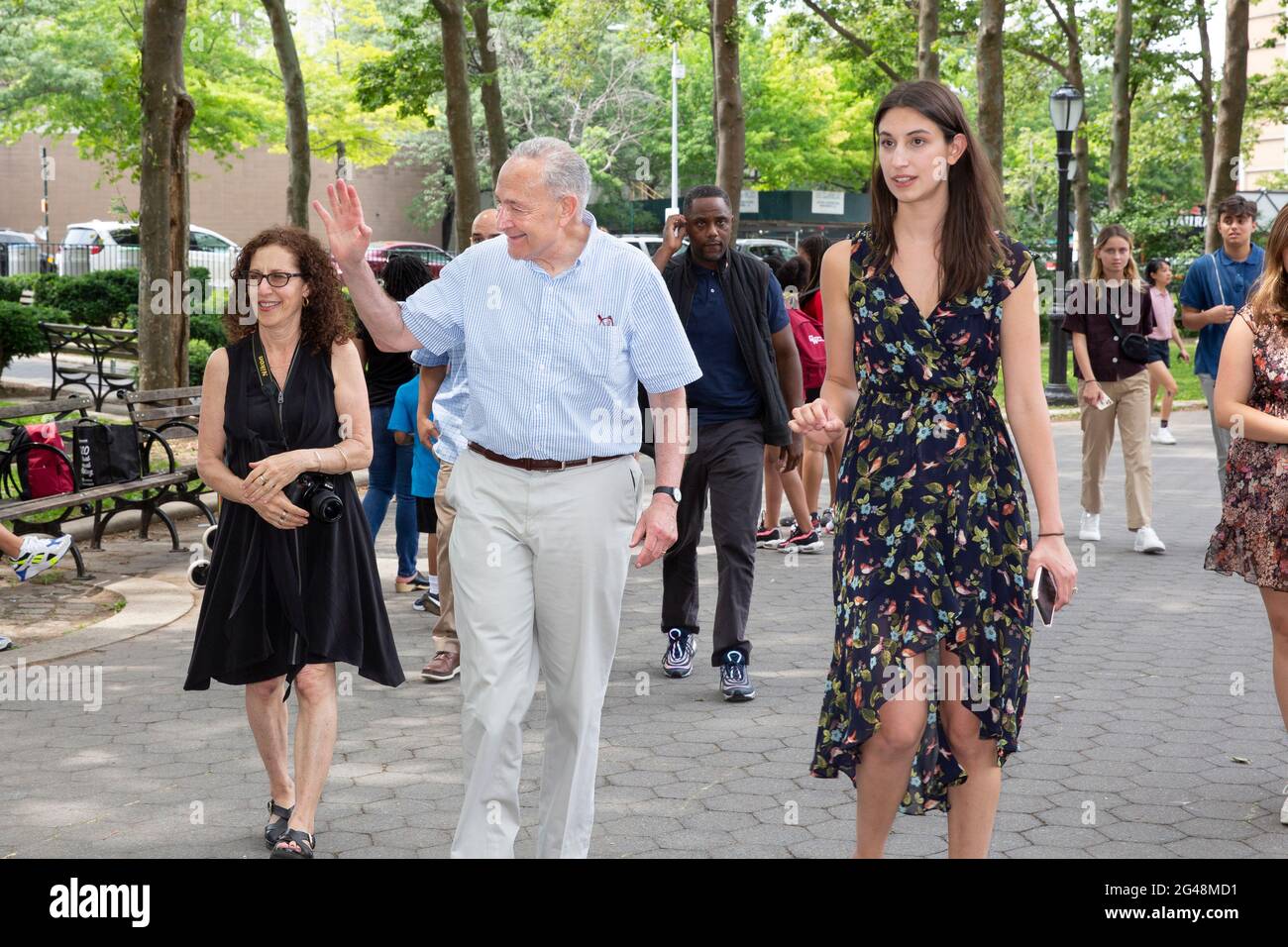 Chuck Schumer spricht beim ersten nationalen Feiertag der Junienth im Junetenth-Hain des Cadman Plaza Parks Stockfoto