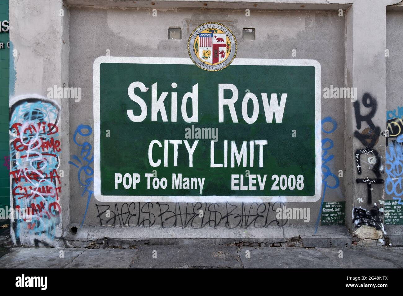 Los Angeles, CA USA - 5. April 2021: Das Schild der Skid Row auf einem Gebäude in der Innenstadt von Los Angeles, in dem sich große Obdachlosenlager befinden Stockfoto