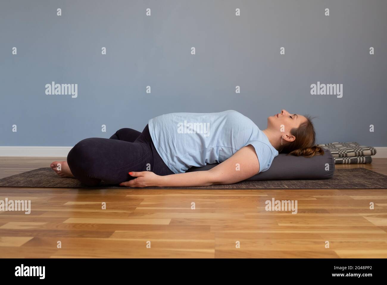 Schwanger Frau praktiziert Yoga in Liegestuhl Schmetterling Übung  Stockfotografie - Alamy