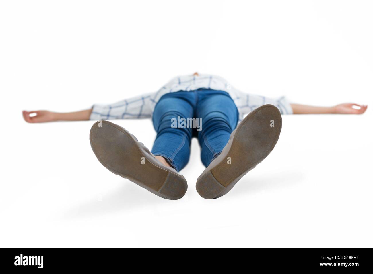 Frau liegend auf weißem Hintergrund Stockfoto