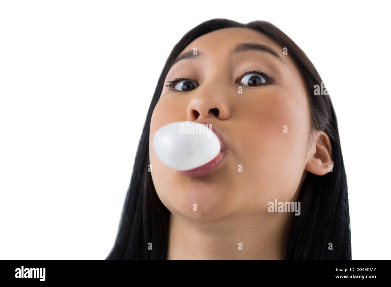 Frau bläst Kaugummi Stockfoto