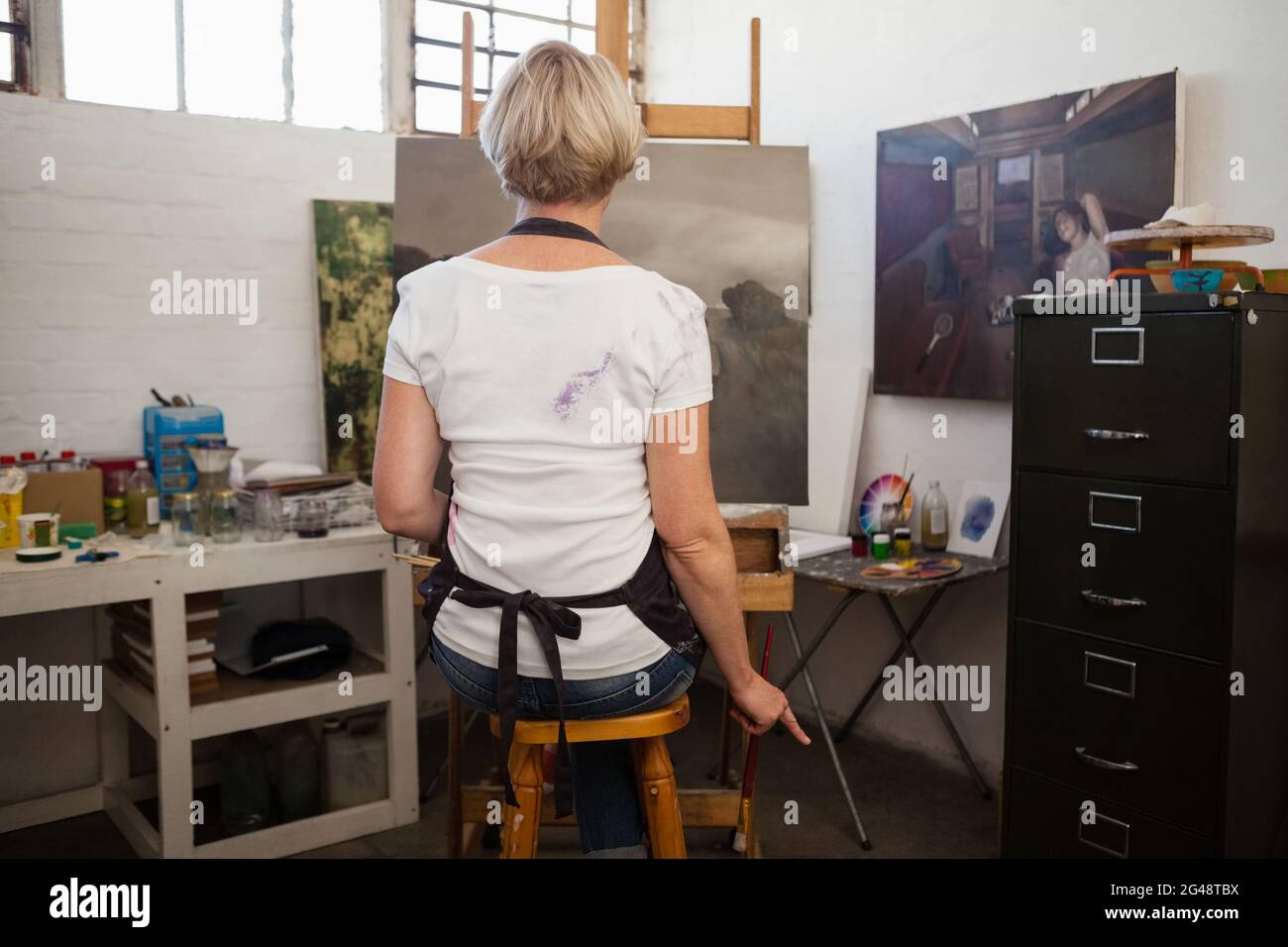 Frau Malerei auf Leinwand in Zeichnung Klasse Stockfoto