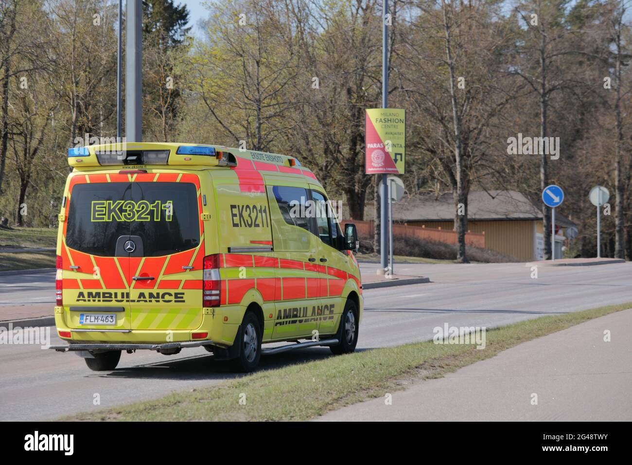 Ambulanzwagen auf einer Straße von Lappeenranta, Finnland Stockfoto