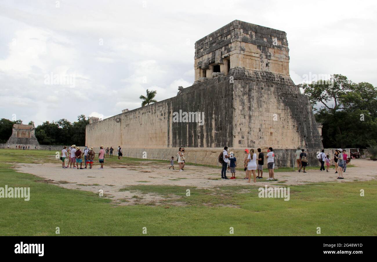 Strukturen und die Mauer an der Ostseite des Grand Ballcourt, Chichen-Itza, Yucatan, Mexiko Stockfoto