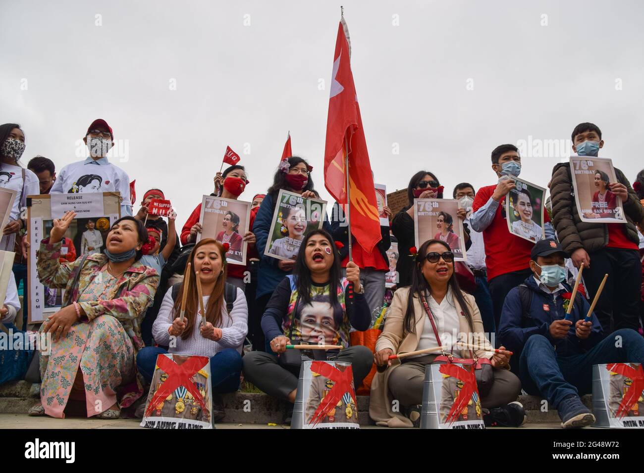 London, Großbritannien. Juni 2021. Während der Anti-Putsch-Demonstration schlugen Demonstranten auf dem Parliament Square Eimer und sabotierten. Demonstranten aus Myanmar marschierten gegen den Militärputsch am Geburtstag von Aung San Suu Kyi durch das Zentrum von London. (Foto: Vuk Valcic/SOPA Images/Sipa USA) Quelle: SIPA USA/Alamy Live News Stockfoto