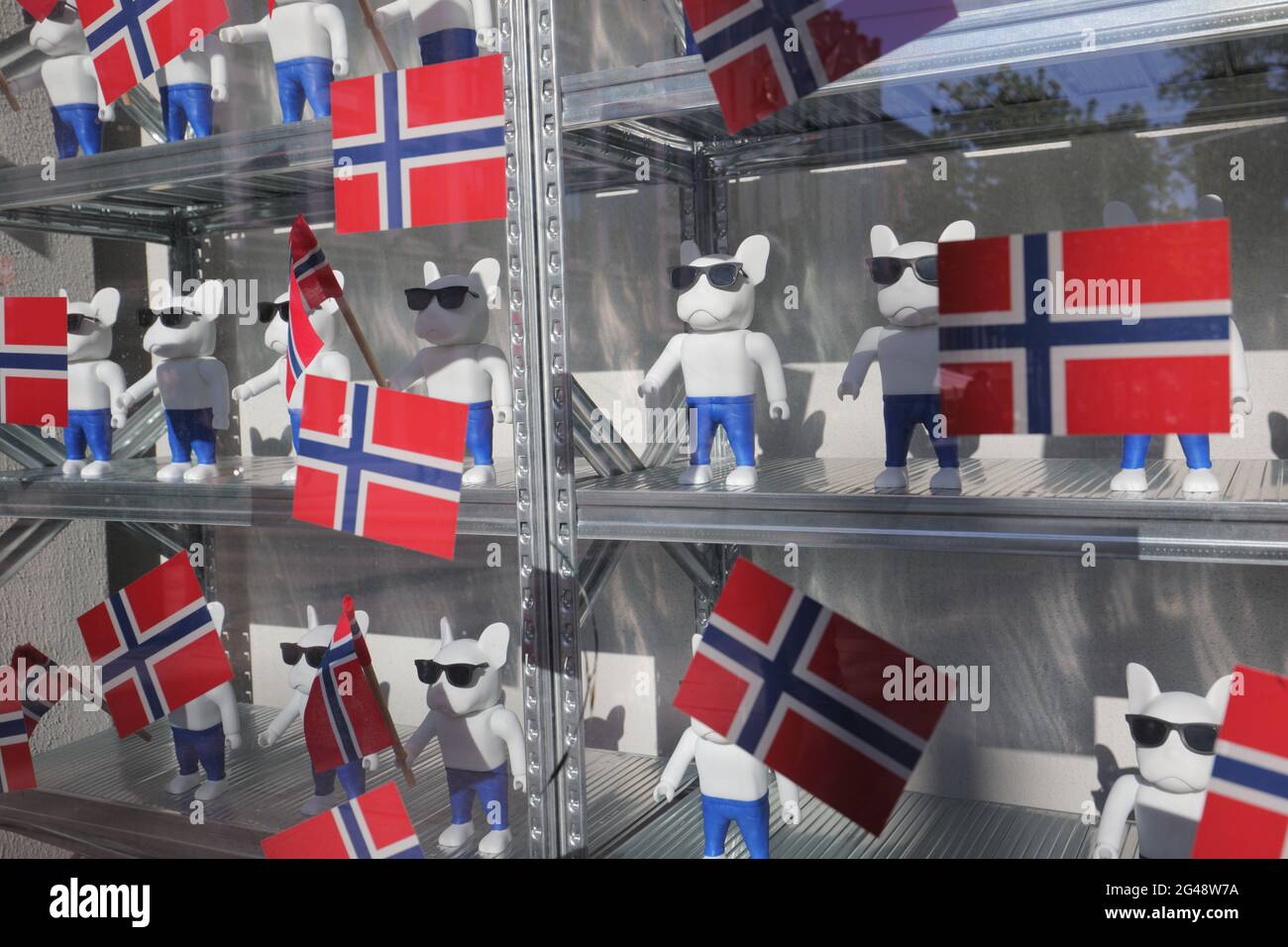 In Jeans gekleidete Mäuse-Puppen, die die Flagge Norwegens im Schaufenster der Marke Jack & Jones in Oslo, Norwegen, halten Stockfoto