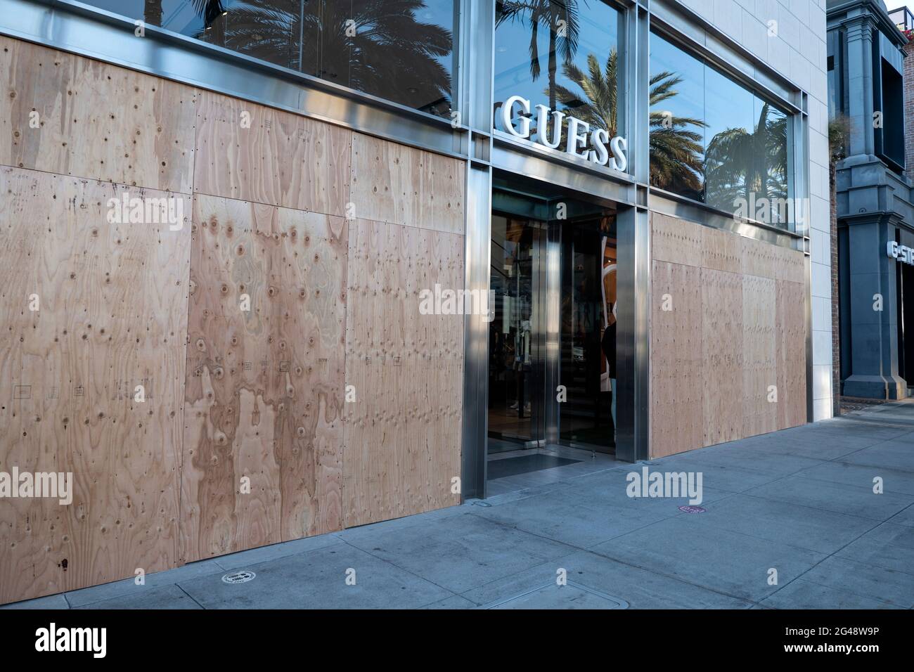 Beverly Hills, CA USA - 2. November 2020: Guess Store auf dem Rodeo Drive, der vor den Präsidentschaftswahlen an Bord ging, weil BLM mit Willensdrohungen drohte Stockfoto