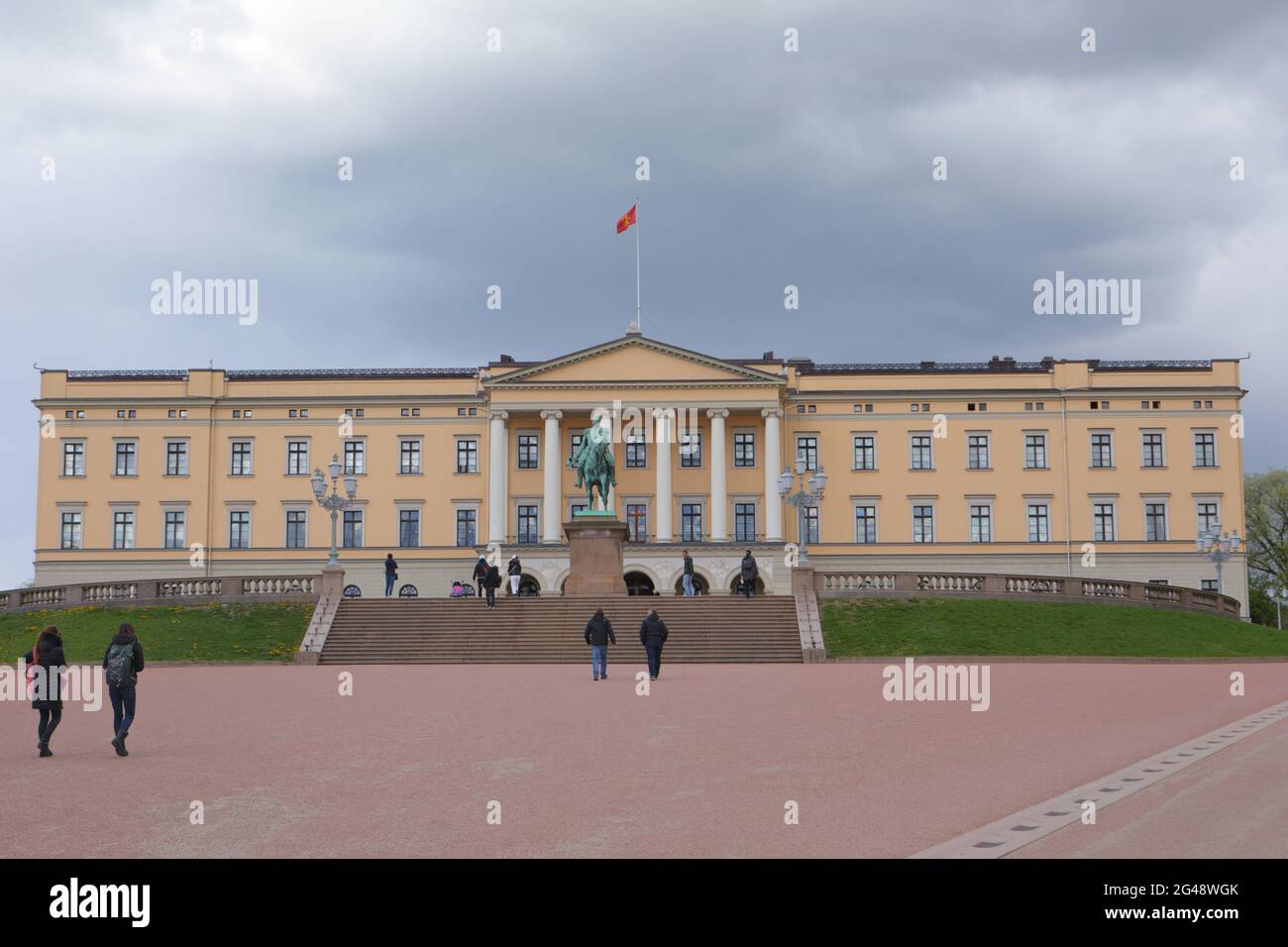 Fassade des Königspalastes in Oslo, Norwegen, mit der Reiterstatue von König Karl Johan davor Stockfoto