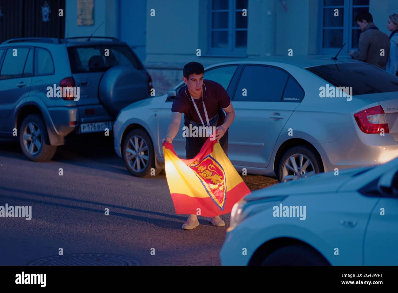 Spanischer Fußballfan mit der Nationalflagge auf der Straße von St. Petersburg, Russland während der FIFA Fußball-Weltmeisterschaft 2018 Stockfoto