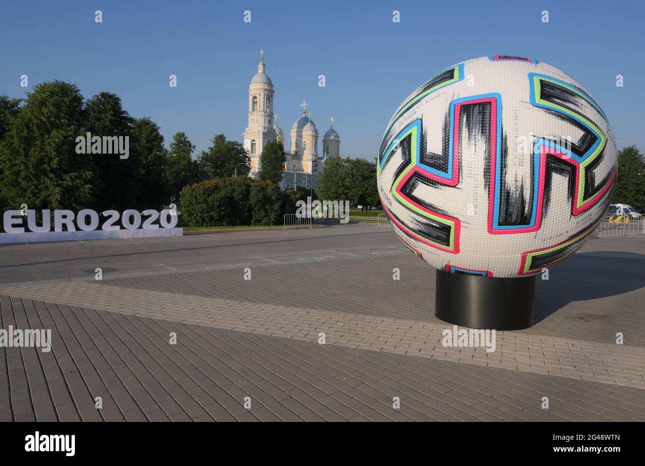 Offizieller Ball der UEFA EURO 2020 gegen den Hashtag dieser Fußball-Europameisterschaft in St. Petersburg, Russland während des Turniers Stockfoto