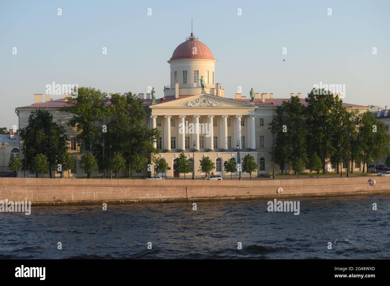 Gebäude des Literaturmuseums des Instituts für Russische Literatur am Makarow-Damm in St. Petersburg, Russland Stockfoto