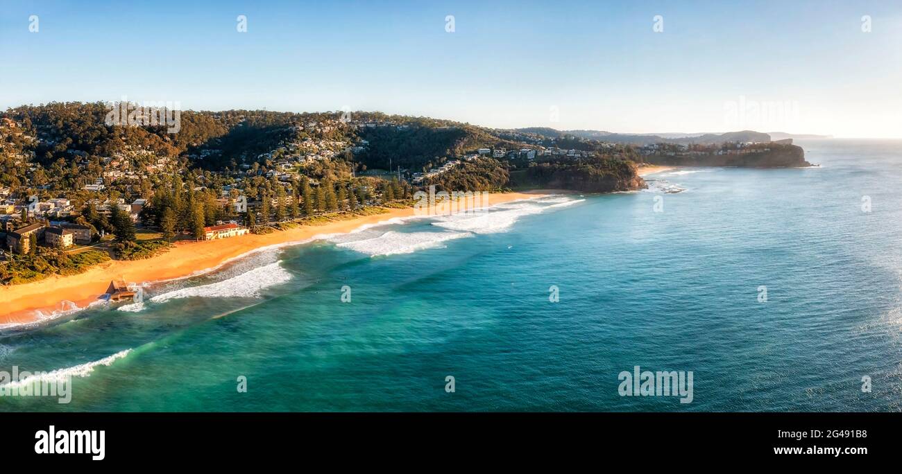 Malerische zerklüftete Pazifikküste von Sydney nördliche Strände bei Sonnenaufgang - Luftpanorama. Stockfoto