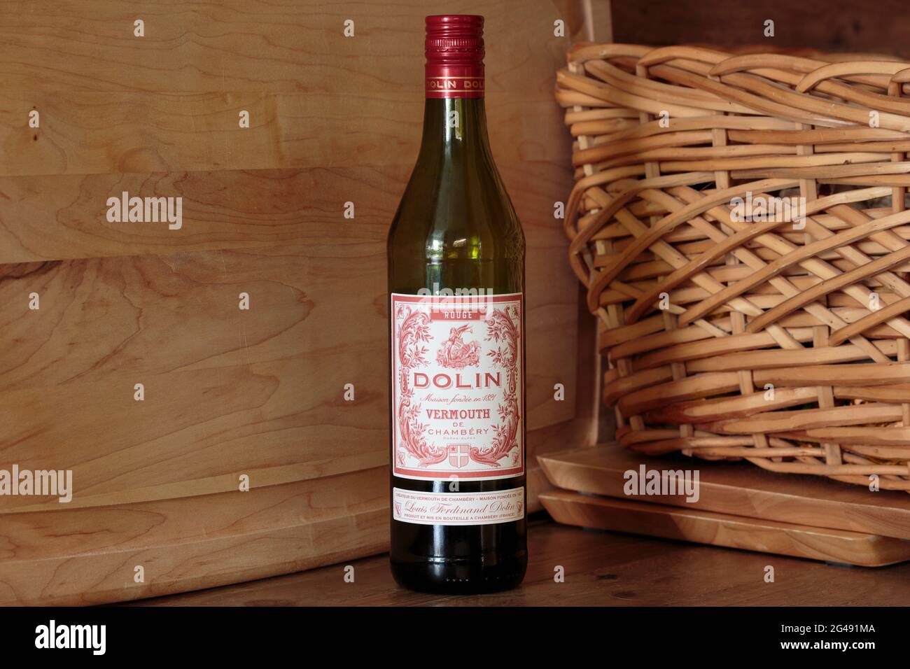 Flasche Dolin Brand Red Wermouth, ein französischer alpenländischer Wein, der normalerweise als Aperitif genommen wird Stockfoto