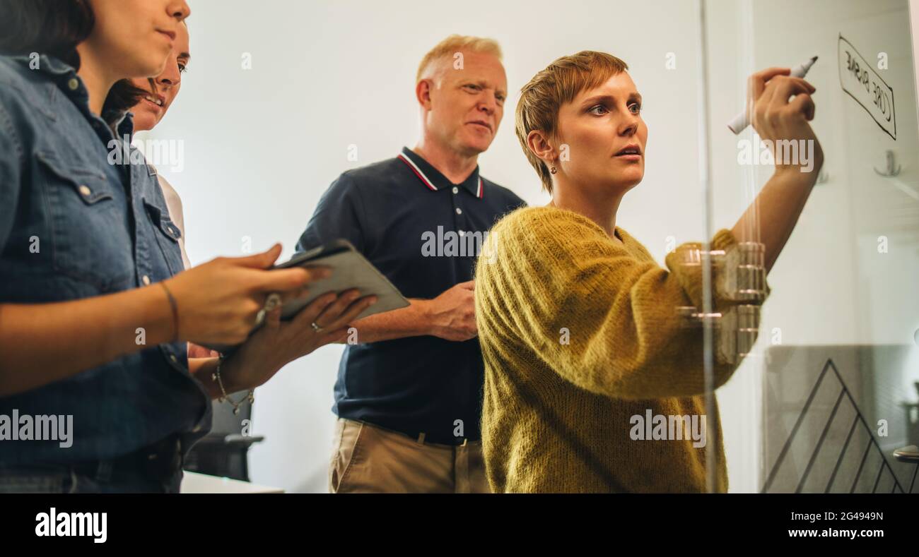 Kreative Geschäftsleute, die neue Ideen für ein Projekt Brainstorming. Das Projektmanagement-Team arbeitet am Projekt zusammen. Stockfoto