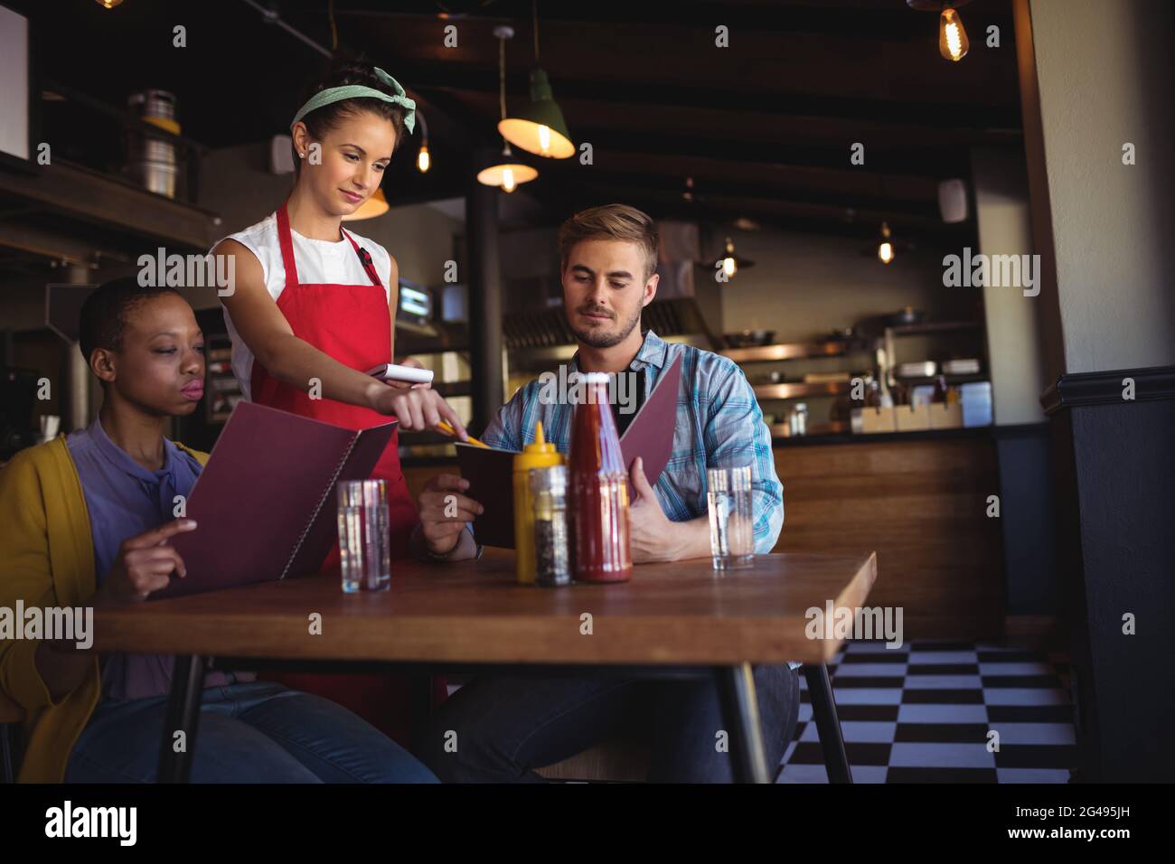 Die Kellnerin im Restaurant bestellen Stockfoto