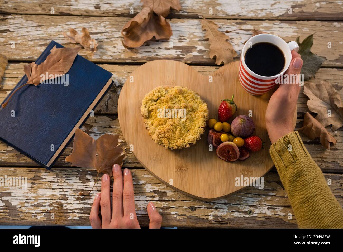 Verkürzte Hand einer Frau, die Essen hat Stockfoto