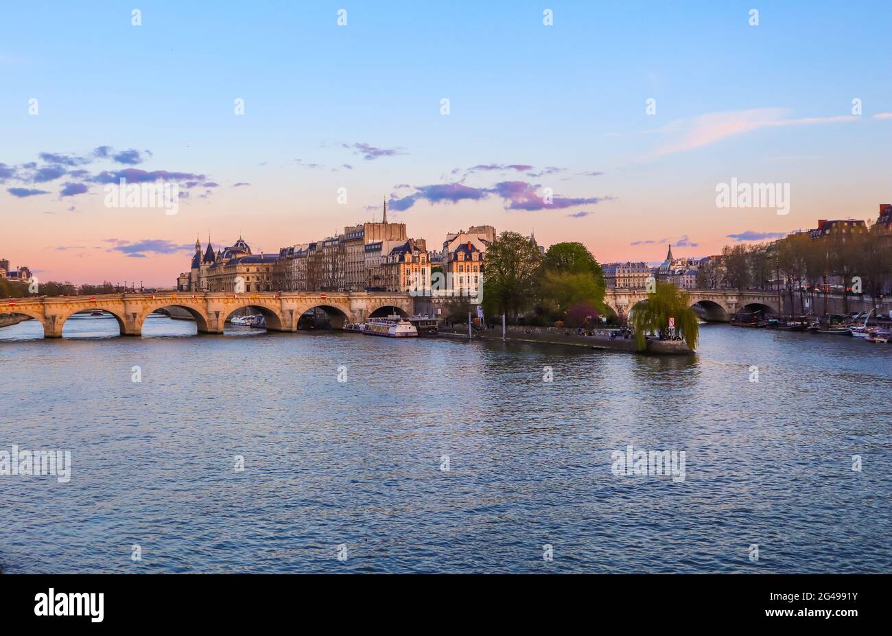 Paris / Frankreich - April 04 2019: Die älteste Brücke ( Pont Neuf ) über die seine und historische Gebäude von Paris bei Sonnenuntergang Stockfoto