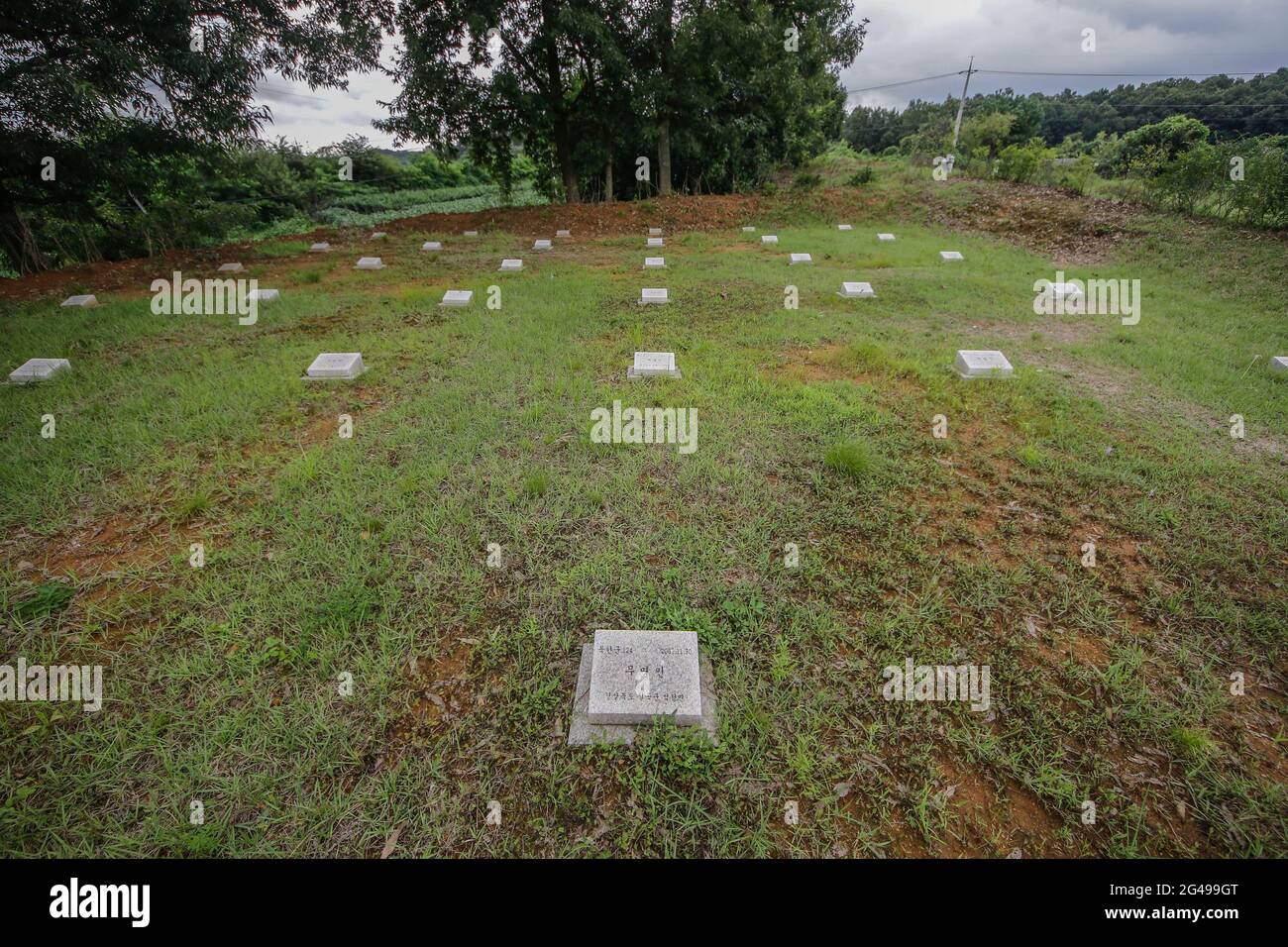20. Juni 2021-Paju, Südkorea-EIN Blick auf den Koreakrieg nordkoreanische und chinesische Soldaten begraben in der Nähe von Jayu-Ro (als Freiheitsweg bezeichnet) in Paju, Südkorea. In der Stadt Paju, Provinz Gyeonggi, gibt es einen Friedhof nordkoreanischer und chinesischer Soldaten, die während des Koreakrieges getötet wurden. Im Jahr 1996 errichtete die Republik Korea den Friedhof in der Genfer Konvention und auf humanitärer Ebene. Nach dem Koreakrieg wurden die Überreste der nordkoreanischen Armee, der chinesischen Armee und bewaffneter Spione, die in Südkorea verstreut waren, in einen Friedhof von 1 und 2 aufgeteilt. Stockfoto
