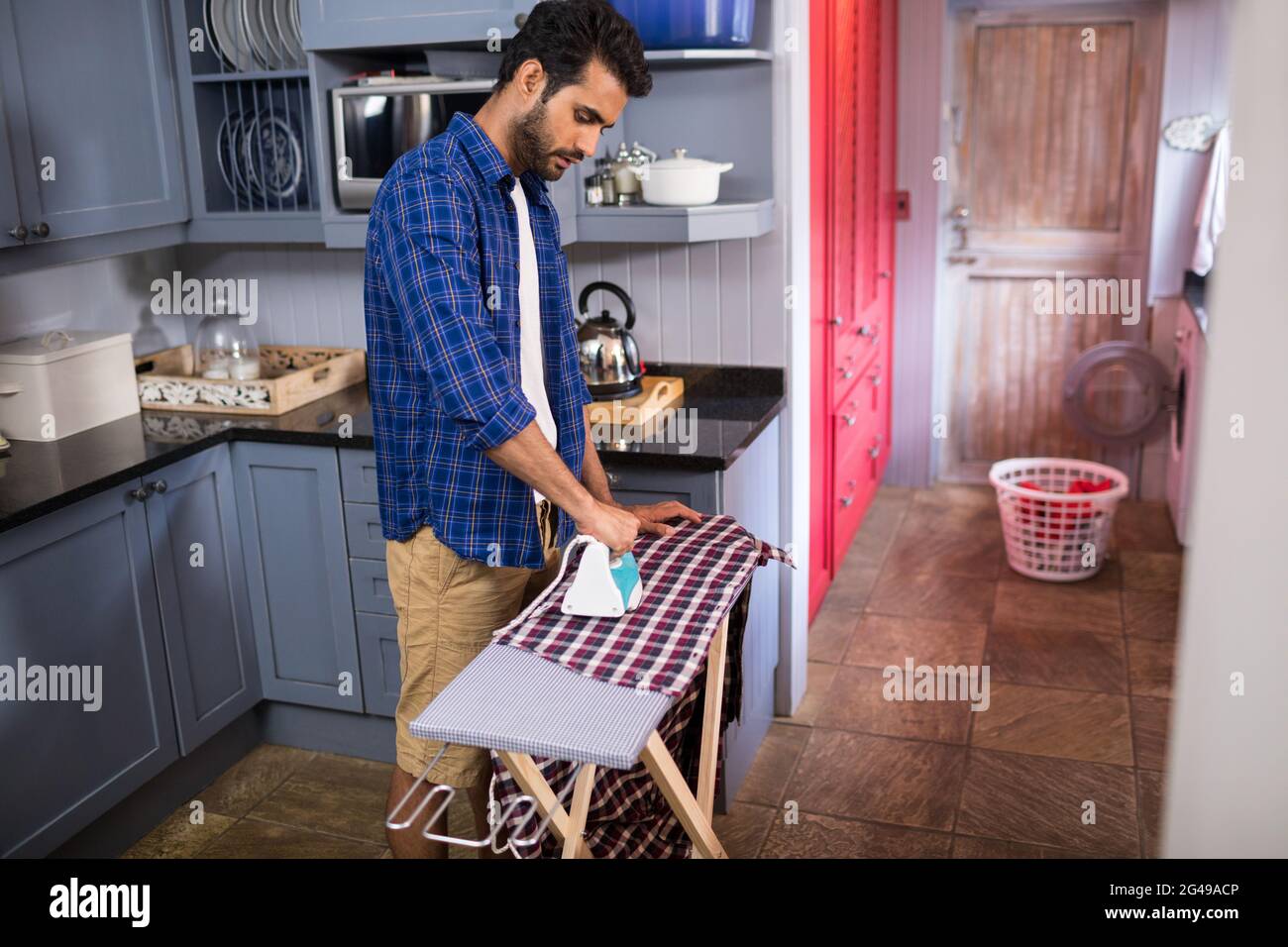 Seitenansicht des Bügelhemdes für jungen Mann Stockfoto