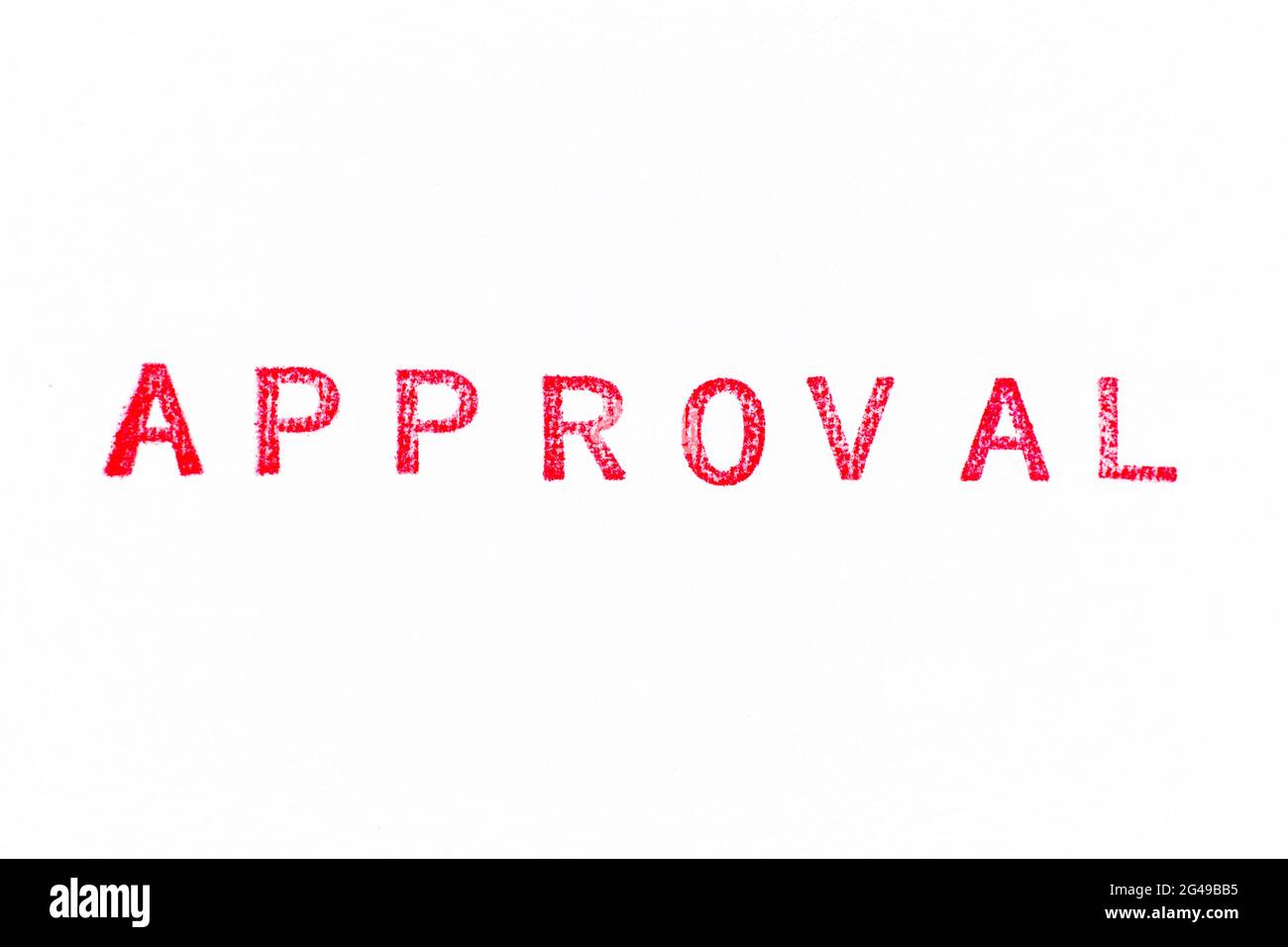 Roter Farbgummi-Stempel in Wortgenehmigung auf weißem Papierhintergrund Stockfoto