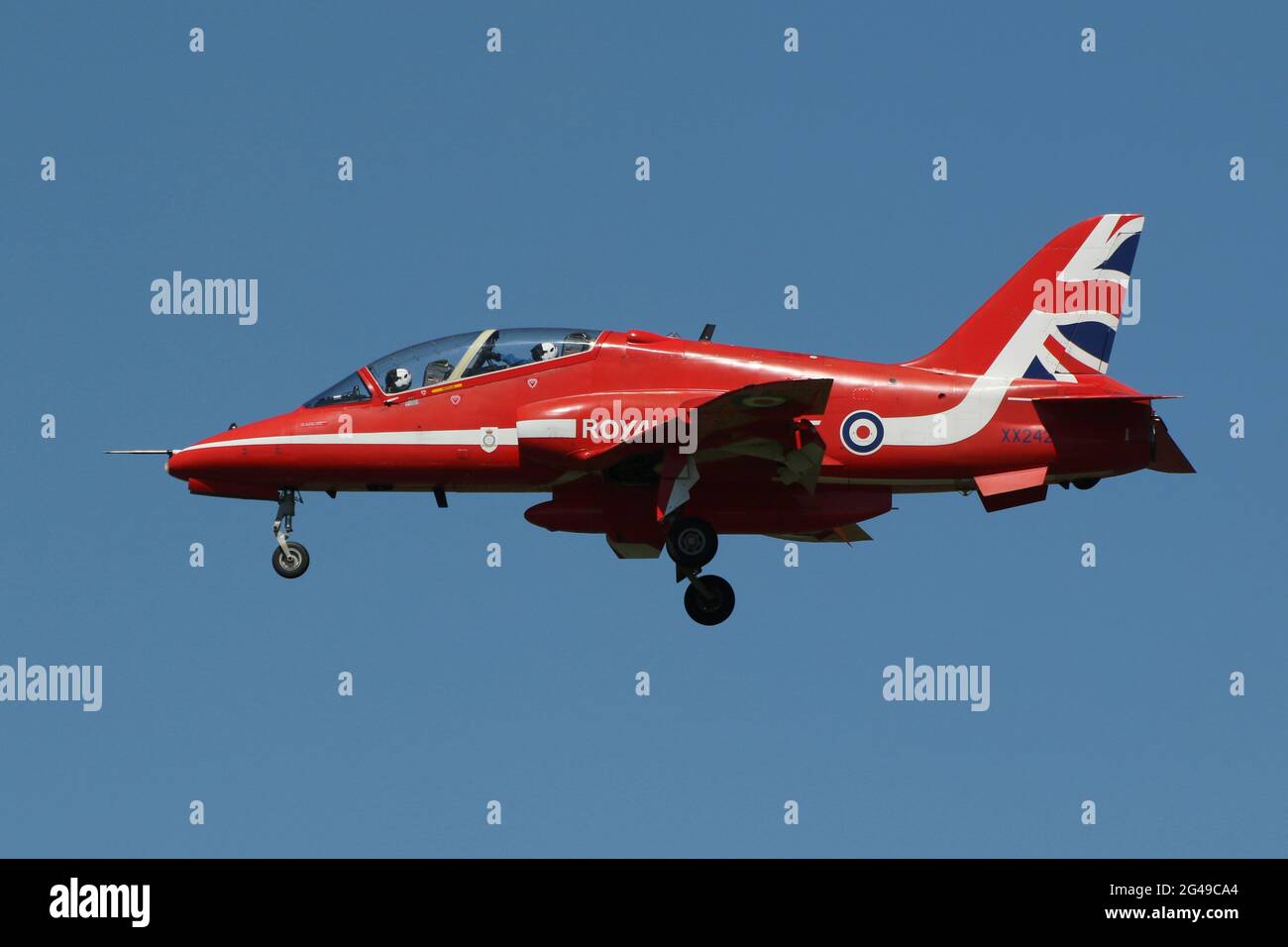 XX242, ein britischer Aerospace Hawk T1, der vom Royal Air Force Aerobatic Team, den Red Arrows, betrieben wird und am Flughafen Prestwick in Ayrshire, Schottland, ankommt. Das Team hielt in Prestwick an, bevor es am nächsten Tag nach Nordirland flog, um eine Ausstellung zum Tag der Streitkräfte durchzuführen. Stockfoto