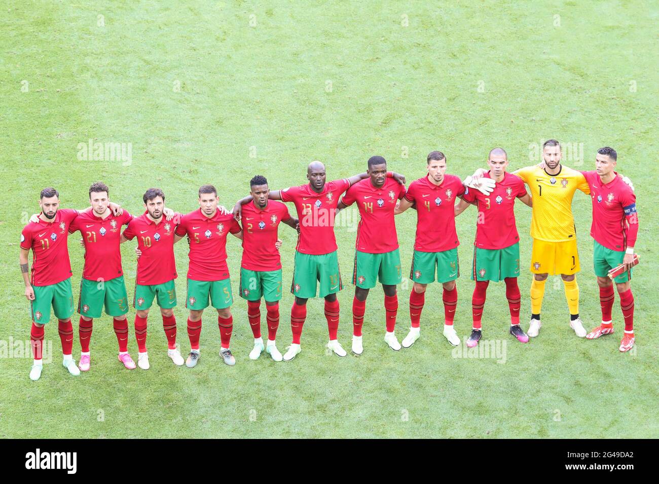 München, Deutschland. Juni 2021. Die Spieler Portugals stehen während der Nationalhymne-Zeremonie vor dem UEFA Euro 2020 Championship Group F-Spiel zwischen Portugal und Deutschland in München am 19. Juni 2021 an. Kredit: Shan Yuqi/Xinhua/Alamy Live Nachrichten Stockfoto