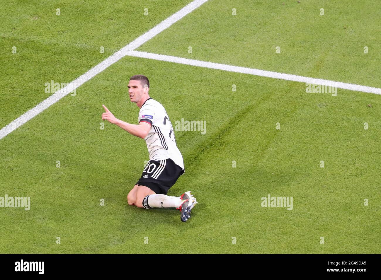 München, Deutschland. Juni 2021. Robin Gosens aus Deutschland feiert seinen Torreigen beim UEFA Euro 2020 Championship Group F Spiel zwischen Portugal und Deutschland am 19. Juni 2021 in München. Kredit: Shan Yuqi/Xinhua/Alamy Live Nachrichten Stockfoto