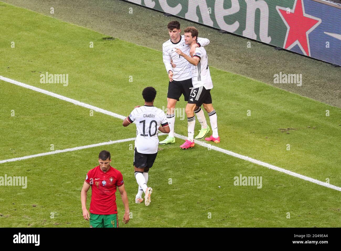 München, Deutschland. Juni 2021. Kai Havertz (2. R) und Thomas Mueller (1. R) aus Deutschland feiern beim UEFA Euro 2020 Championship Group F Spiel zwischen Portugal und Deutschland am 19. Juni 2021 in München ein eigenes Tor von Ruben Dias (1. L) aus Portugal. Kredit: Shan Yuqi/Xinhua/Alamy Live Nachrichten Stockfoto