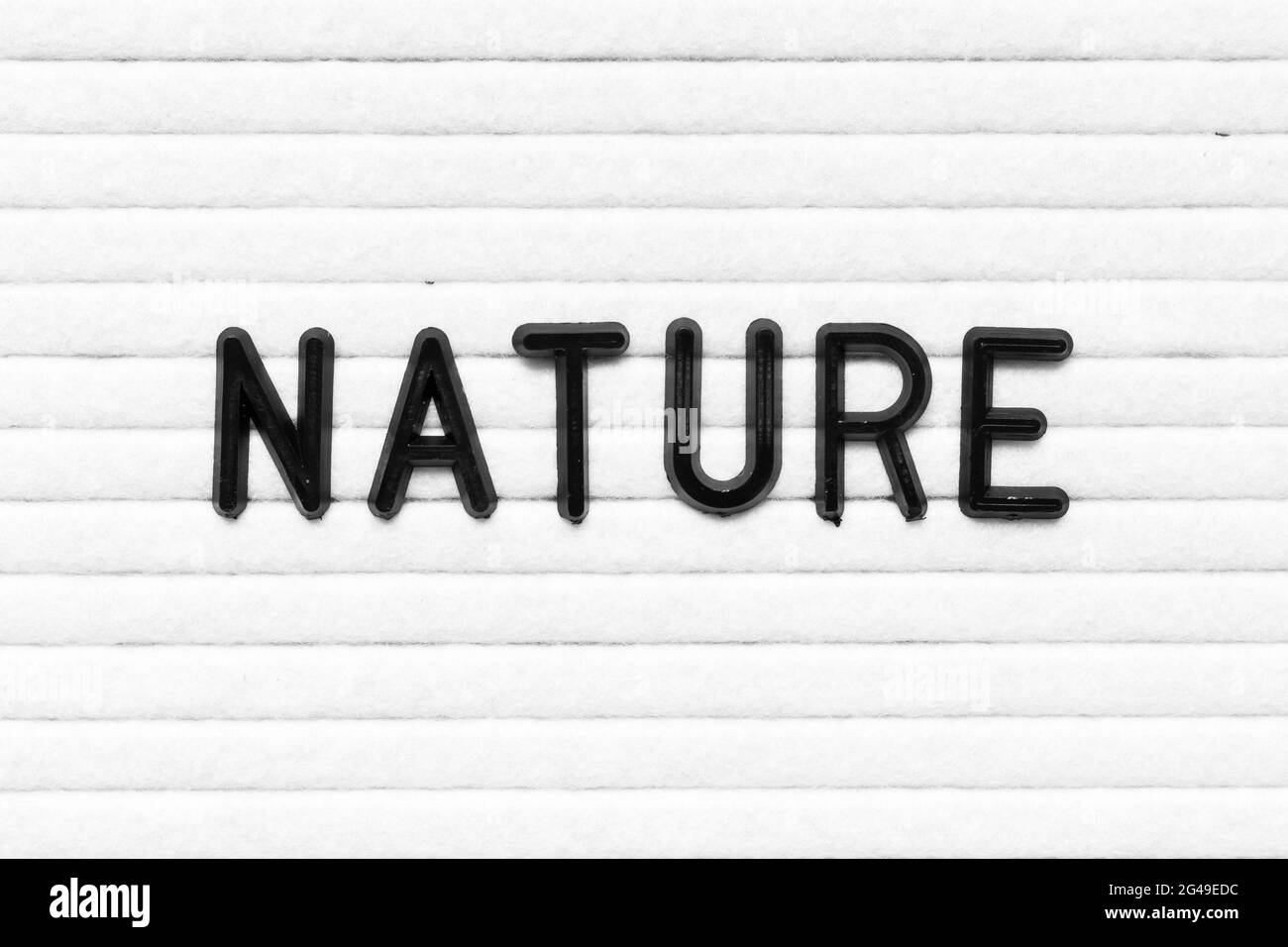 Schwarzer Buchstabe im Wort Natur auf weißem Filzbrett Hintergrund Stockfoto