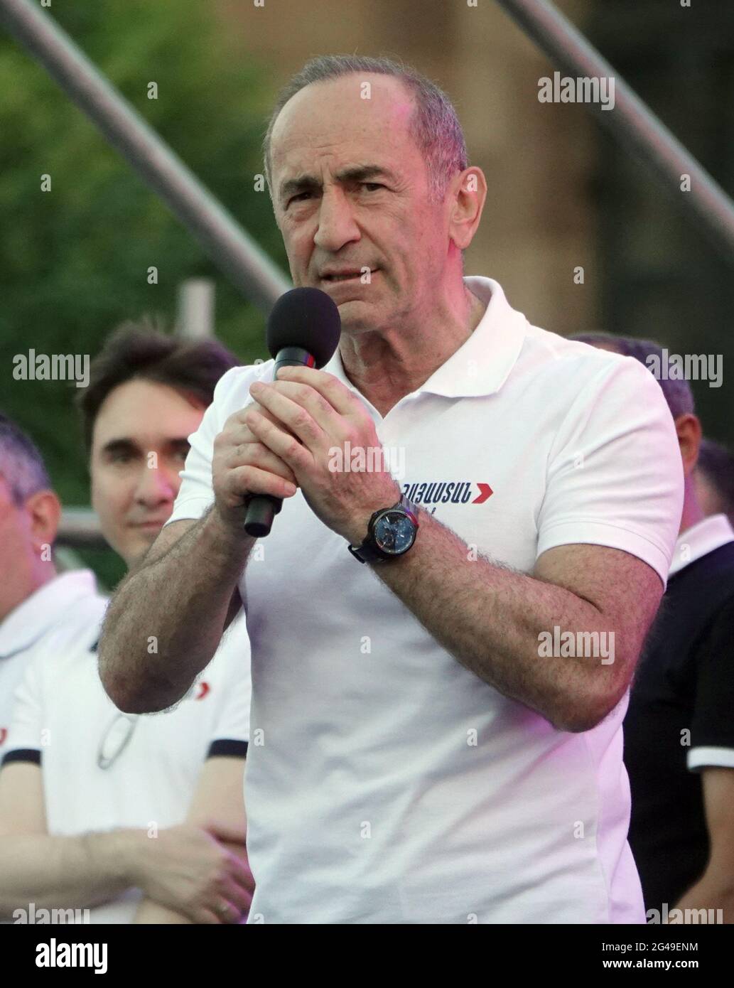 Eriwan, Armenien. Juni 2021. Robert Kocharian, ehemaliger Präsident Armeniens, spricht bei einer Kundgebung auf dem Platz der Republik. Sieben Monate nach dem Krieg um die Konfliktregion Berg-Karabach führt die krisengeschüttelte Südkaukasus-republik Armenien am 20. Juni 2021 vorgezogene Parlamentswahlen durch. Es wird erwartet, dass die Partei „Civic Contract“ und der Armenienblock um Kocharian das Rennen um die stärkste Macht untereinander entscheiden werden. (To dpa 'nach dem Krieg um Berg-Karabach: Armenien wählt ein neues parlament') Quelle: Ulf Mauder/dpa/Alamy Live News Stockfoto