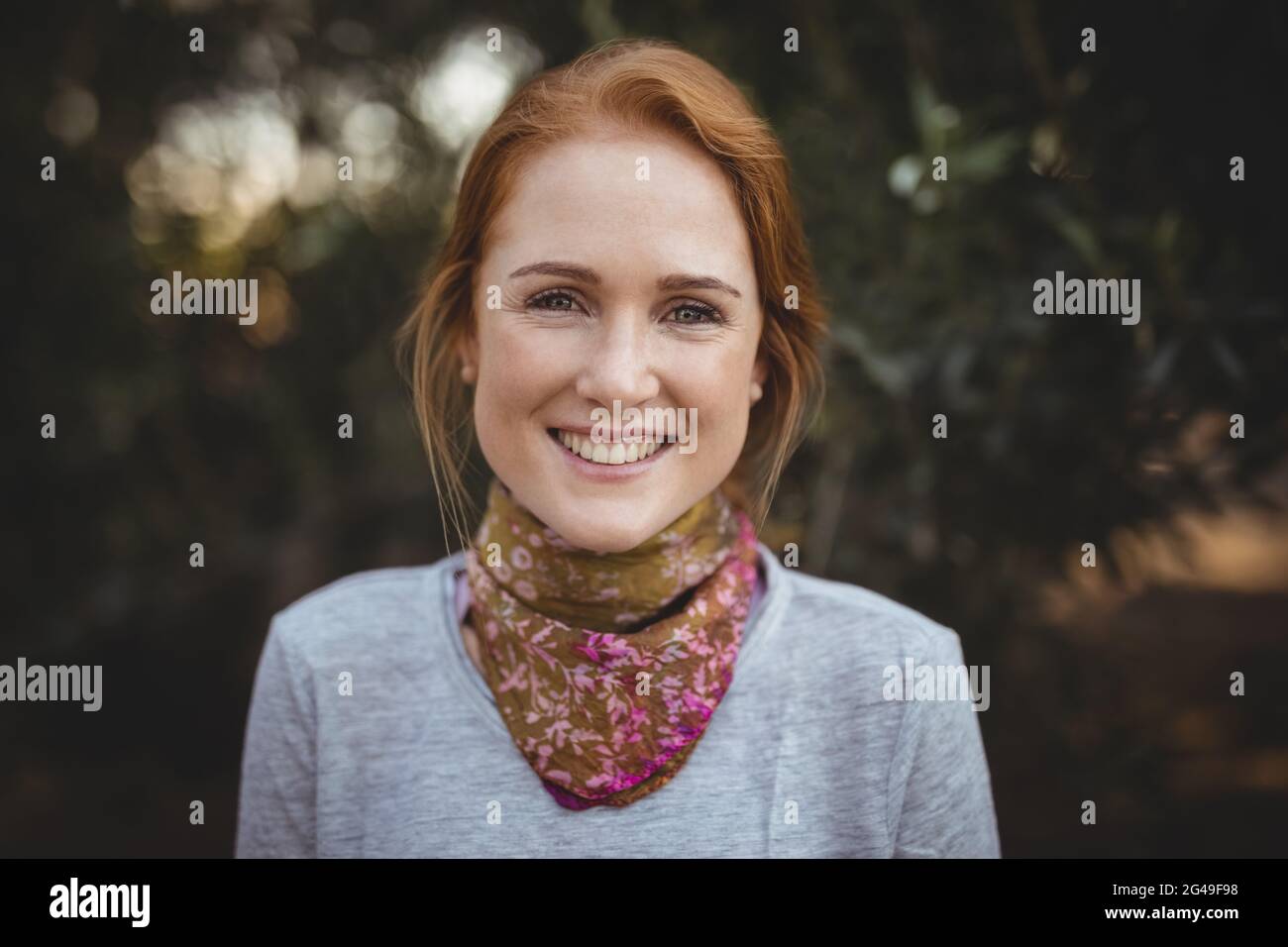 Porträt einer lächelnden Frau auf dem Bauernhof Stockfoto