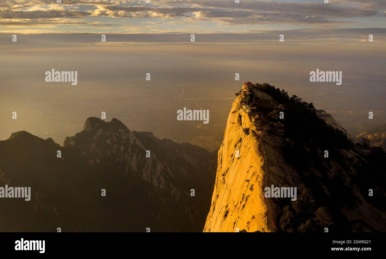Huayin. Juni 2021. Luftaufnahme vom 19. Juni 2021 zeigt die Landschaft des Berges Huashan in der nordwestlichen chinesischen Provinz Shaanxi. Quelle: Tao Ming/Xinhua/Alamy Live News Stockfoto
