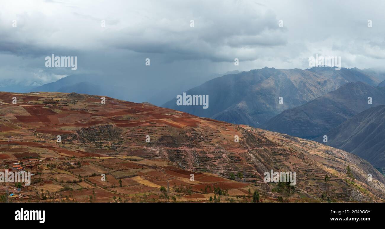 Heiliges Tal der Inka in den Anden mit Gewitterwolken und Regen, Cusco, Peru. Stockfoto