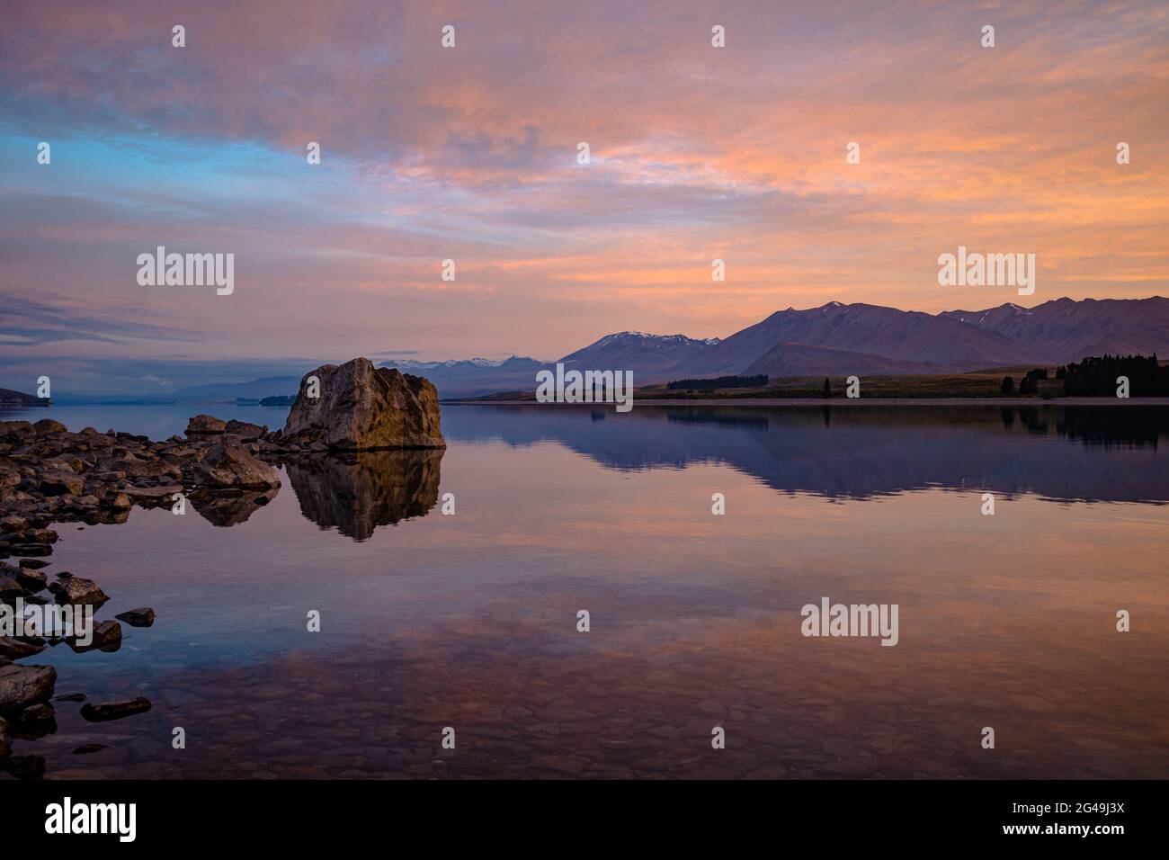 Lake Tekapo im Schein des Frühlings-Sonnenaufgangs, aufgenommen im Frühjahr 2020 Stockfoto