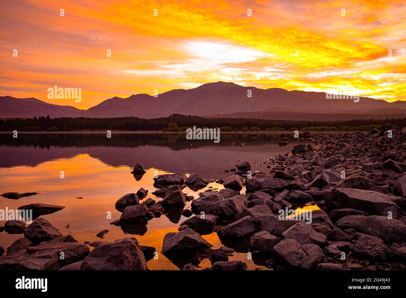 Lake Tekapo im Schein des Frühlings-Sonnenaufgangs, aufgenommen im Frühjahr 2020 Stockfoto