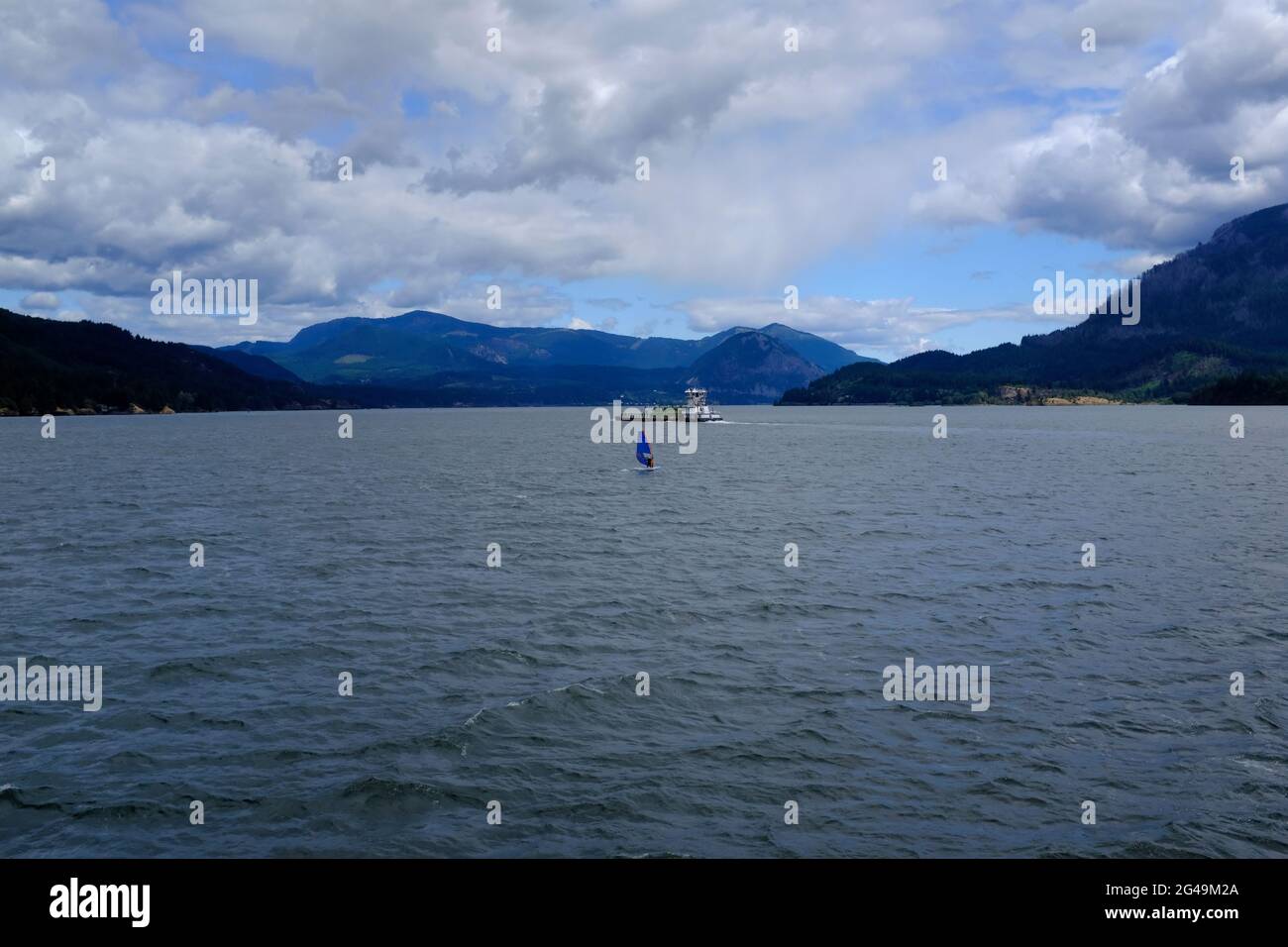 Surfbrett auf dem Columbia River in der Nähe von Cascade Locks, Oregon Stockfoto